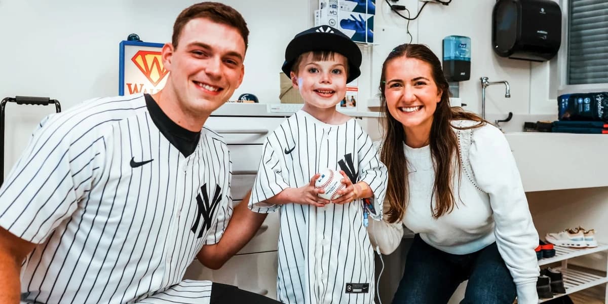 7-year-old fan gets surprise visit from Yankees at Boston hospital