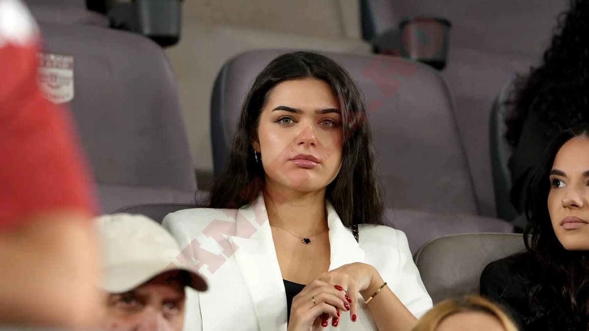 A atras toate privirile în Giulești! Soția lui Alex Dobre, prezentă la Rapid – FC Voluntari. Foto ex