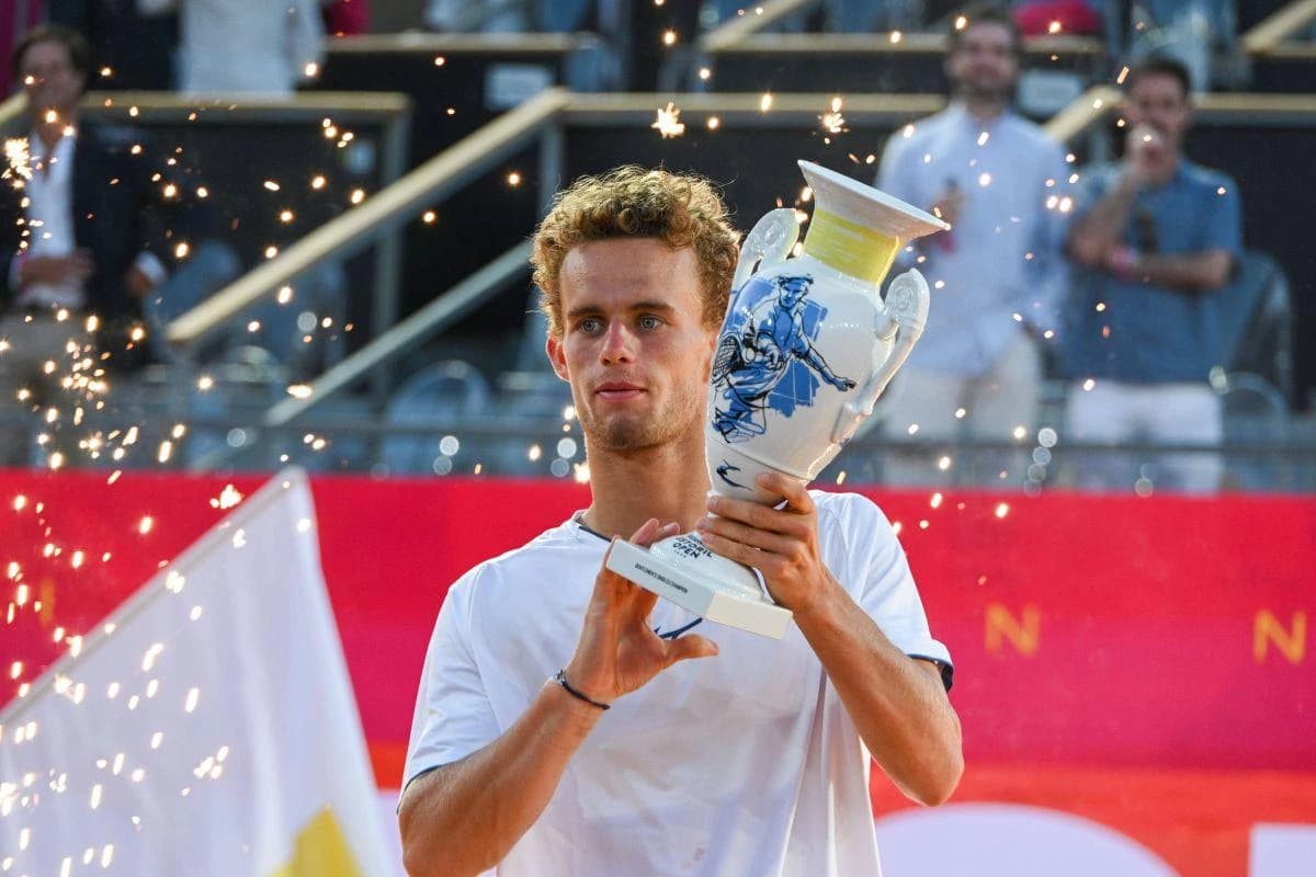 A câștigat primul titlu ATP al carierei în Portugalia și apoi a glumit la ceremonie: „Poate ar trebu