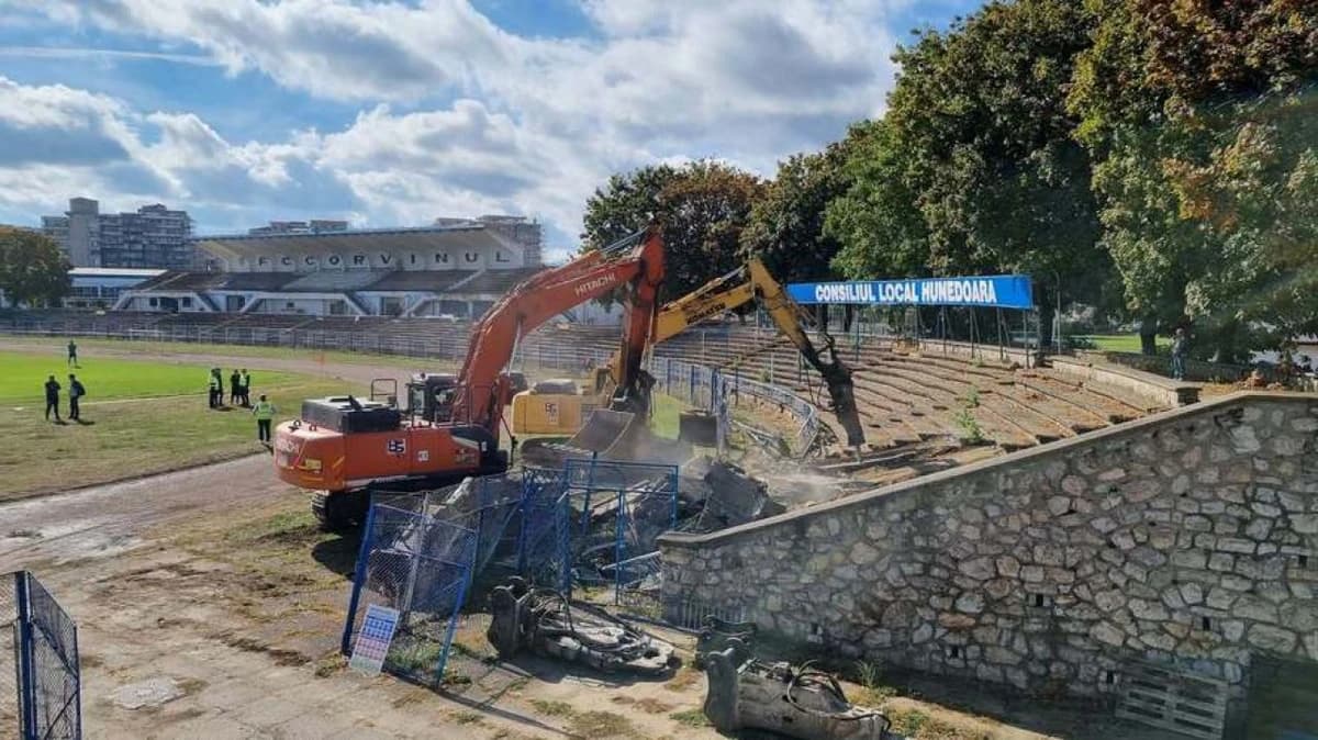 A început demolarea stadionului Corvinul. Care e termenul de finalizare a lucrărilor