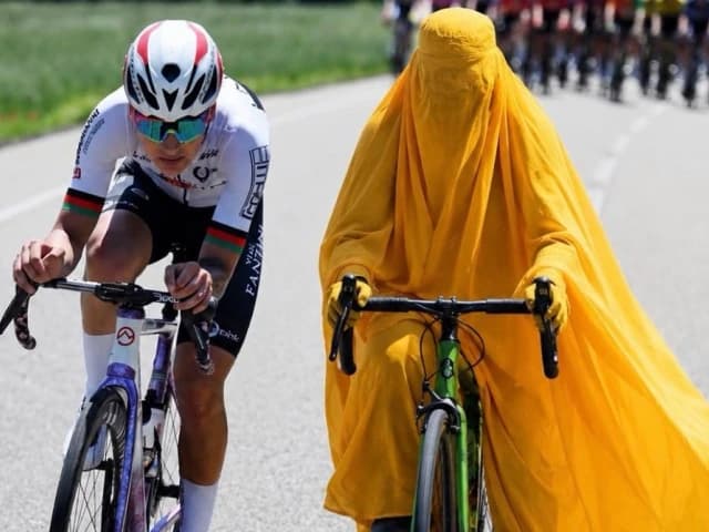 Acasă o atacau cu pietre când mergea pe bicicletă. A decis să fugă, iar acum a luat un argintul