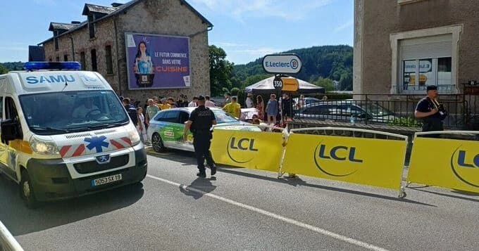 Accident la finalul etapei din Turul Franței. Opt spectatori au fost răniți după ce o mașină de pres