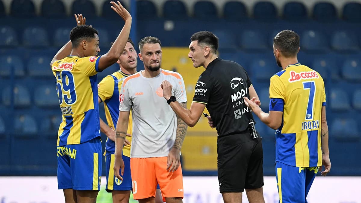 Al doilea cel mai tânăr arbitru de centru debutant în prima ligă, după Istvan Kovacs, a fost promova