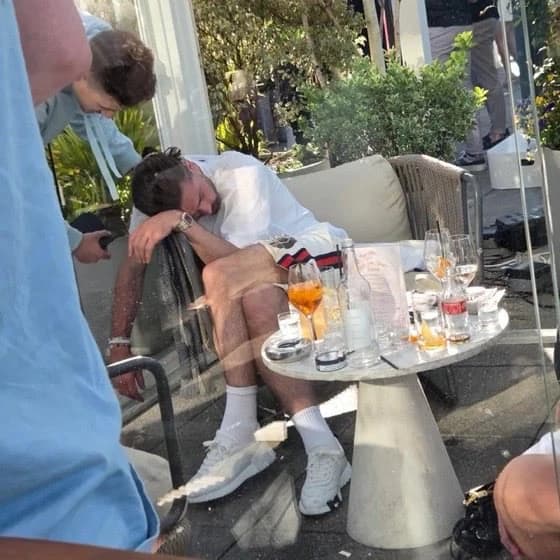 "Alcoolul l-a doborât": Jack Grealish, beat şi adormit într-un bar din Manchester