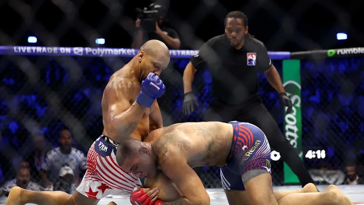 Alex Pereira Still Upset at Herb Dean After UFC Reffing Blunder