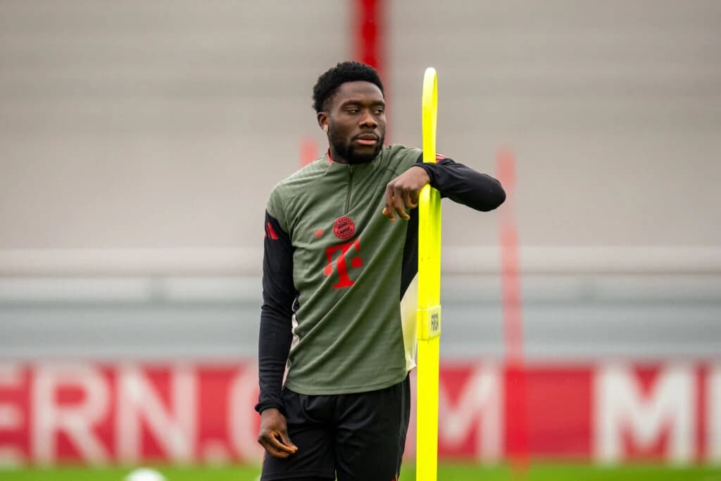 Alphonso Davies, fundașul echipei Bayern, va lipsi mai multe săptămâni din cauza unei accidentări. P
