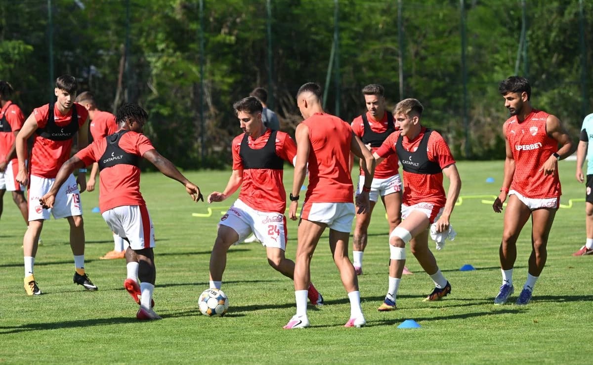 Alte două plecări de la Dinamo! "Revoluţie" în lotul pregătit de portughezul Nuno Campos