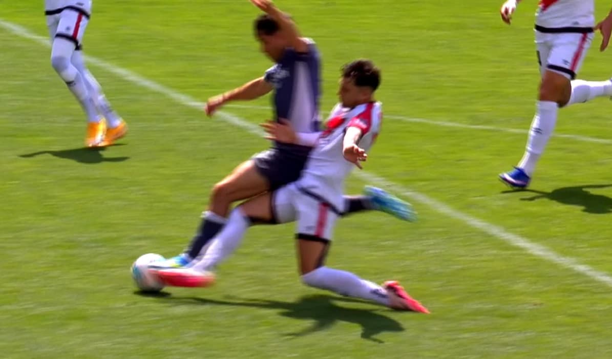 Andrei Rațiu, în centrul unei faze cum rar se vede în fotbal. Scorul a trecut de la 2-2 la 3-1