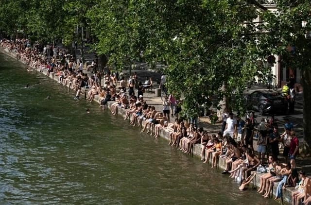 Aproximativ 20 de persoane au murit prin înec, din weekend, în timpul caniculei, în Franţa, anunţă m