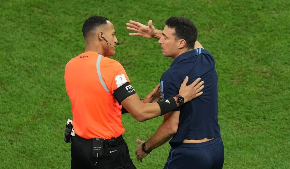 Arbitru cu noroc pentru Argentina la semifinala cu Anglia. Delegarea făcută de FIFA la Cupa Mondială