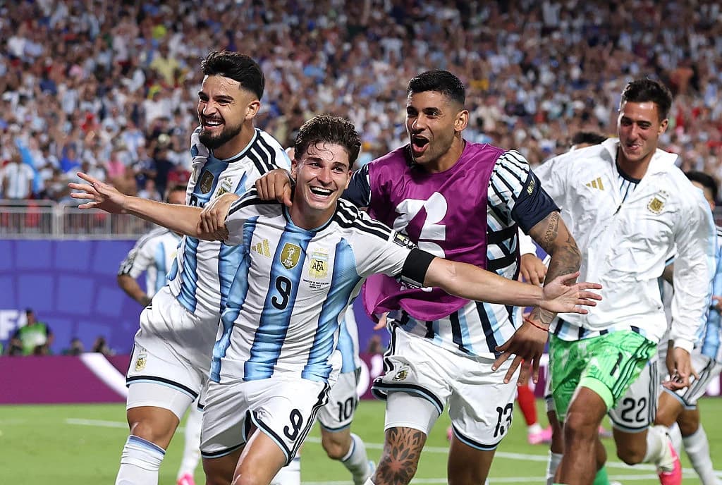 Argentina – Elveţia 3-1. Sud-americanii merg în semifinale după un gol senzaţional al lui Alvarez