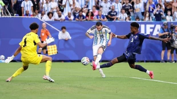 Argentina lui Messi s-a calificat cu emoţii în optimi. Abia a bătut Capul Verde, în prelungiri. Se ș