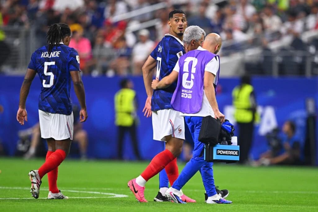 Arsenal anunță că William Saliba va evita operația, dar va lipsi o perioadă îndelungată, după accide