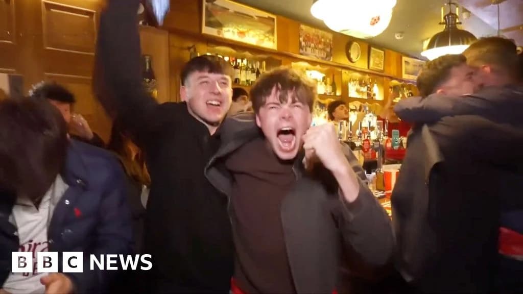 Arsenal fans celebrate Premier League win as Manchester City draw
