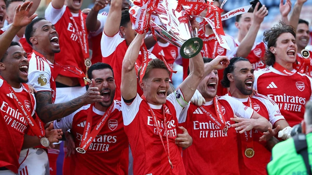 Arsenal Lift Premier League Trophy as West Ham Relegated