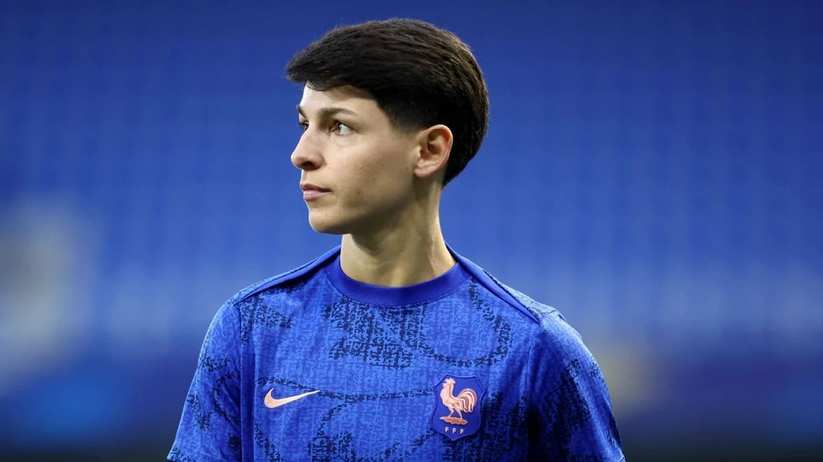 Arsenal sign France defender De Almeida from PSG