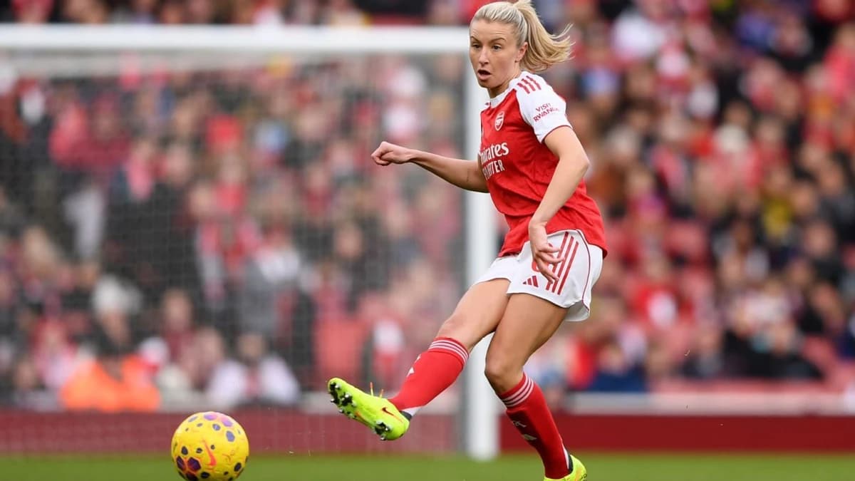 Arsenal's Williamson signs new deal with club