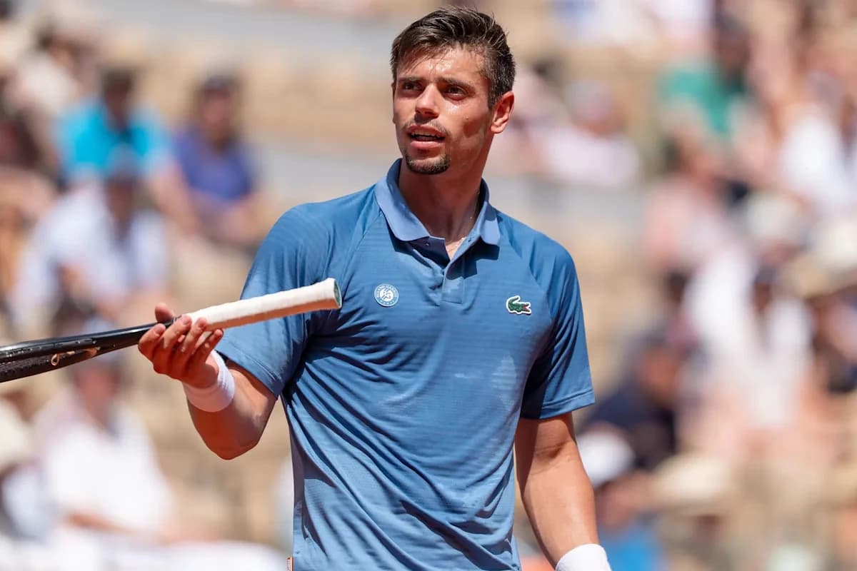 Arthur Géa urgently pleads for bathroom break while feeling ill during French Open first-round match