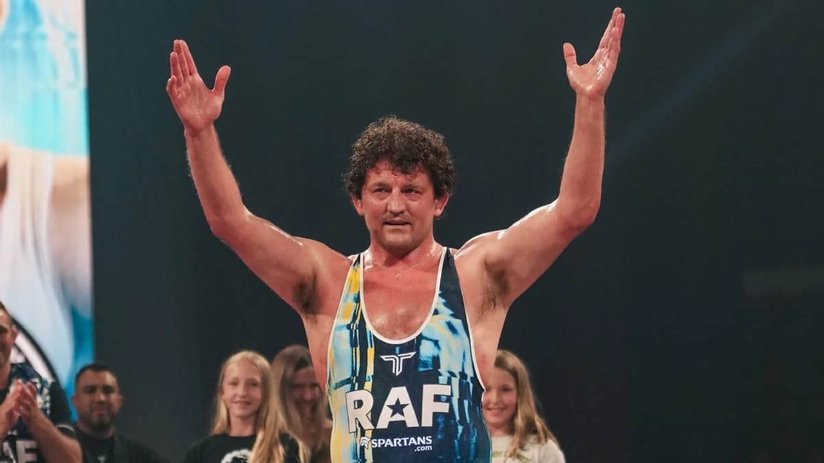 Askren makes emotional return to mat after illness...