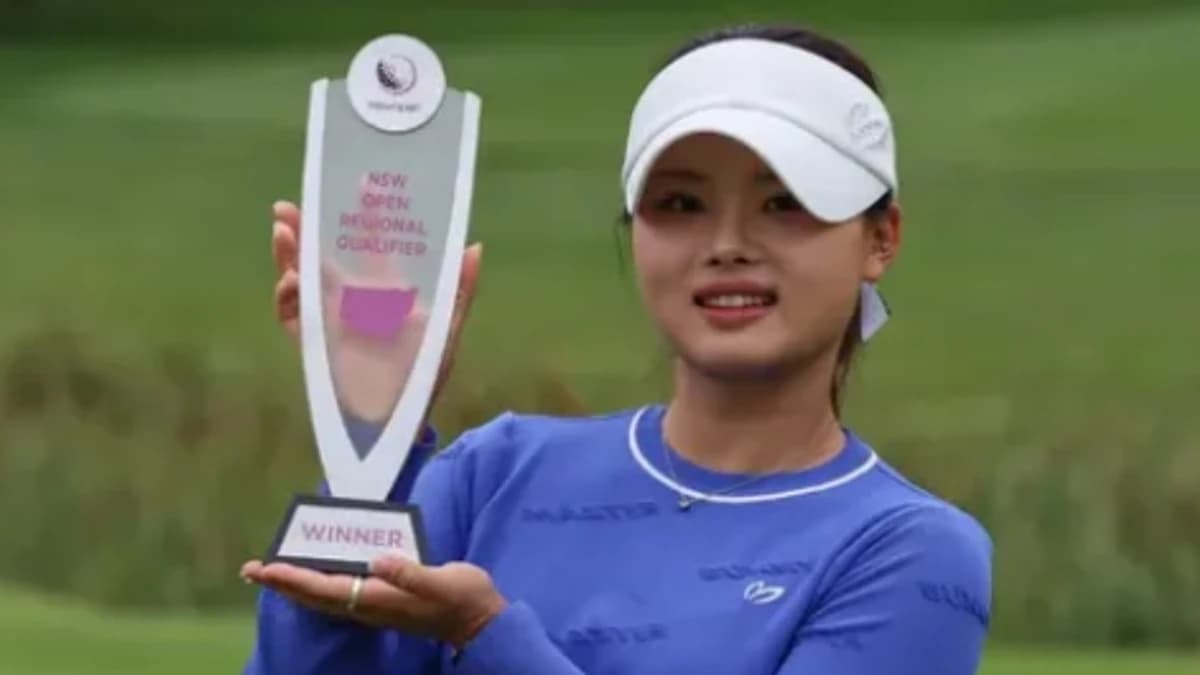 Australian rookie professional golfer Jessica Bang has died at the age of 18 after suffering a brain