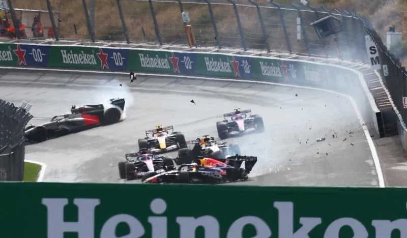 Auto - F1: Max Verstappen a abandonat în primul tur al Marelui Premiu al Olandei după un accident