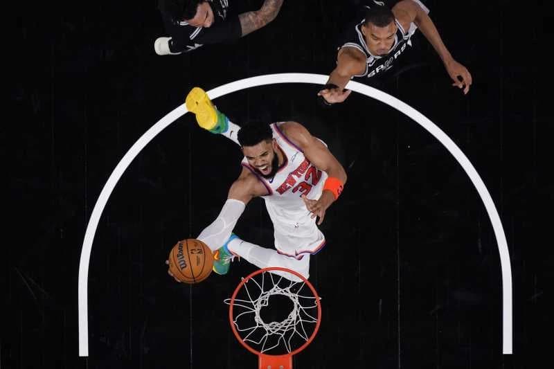 Baschet: NBA - New York Knicks a debutat cu dreptul în finala cu San Antonio Spurs