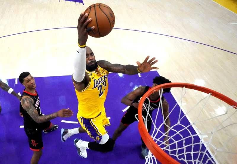 Baschet: NBA - Noua echipă a starului LeBron James va înfrunta campioana en titre în primul meci al