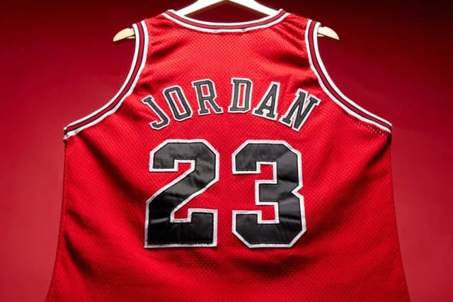Baschet – NBA: Un tricou de joc al lui Michael Jordan a fost vândut cu 14 milioane de dolari