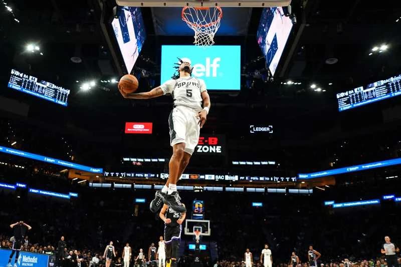 Baschet: San Antonio Spurs, cu Wembanyama, victorie lejeră împotriva lui Sacramento Kings înainte de