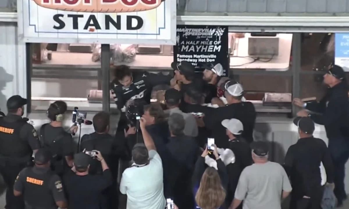 Bătaie după o cursă NASCAR, lângă un stand de hotdog! Un pilot, lovit de echipa rivală