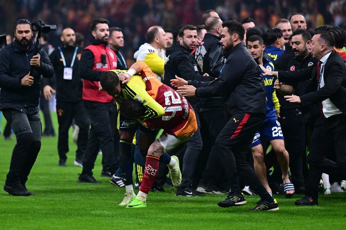 Bătaie în toată regula între jucători după Galatasaray – Fenerbahce! Scene incredibile din Turcia