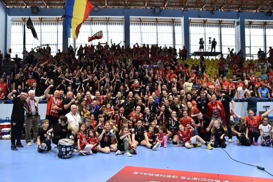 Bistriţa petrece! Gloria a câştigat titlul la handbal feminin în premieră. Hegemonia CSM Bucureşti s