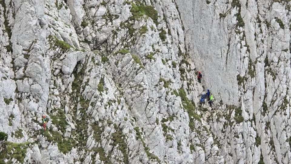 Blocați pe un traseu periculos din Piatra Craiului, 4 turiști au fost salvați după o intervenție de