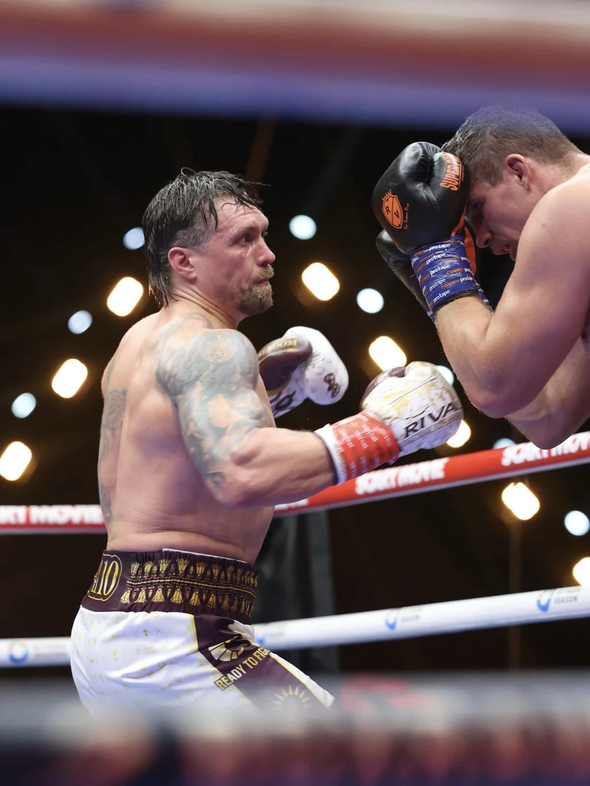 Box: Oleksandr Usyk l-a pe Rico Verhoeven şi îşi păstrează centurile la categoria grea. Meciul s-a d