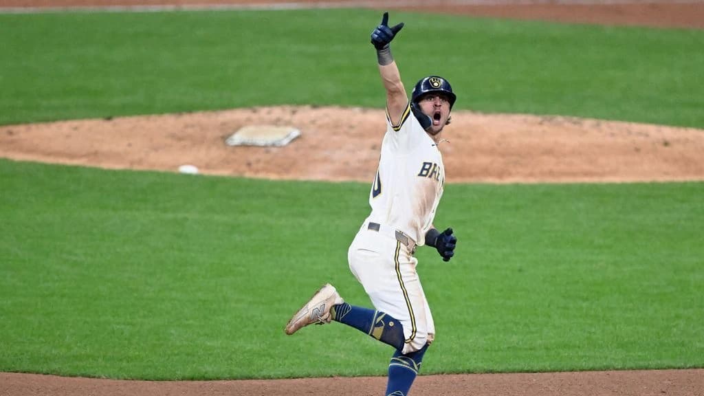 Brewers rally vs. Rays to take 2-0 lead in World Series