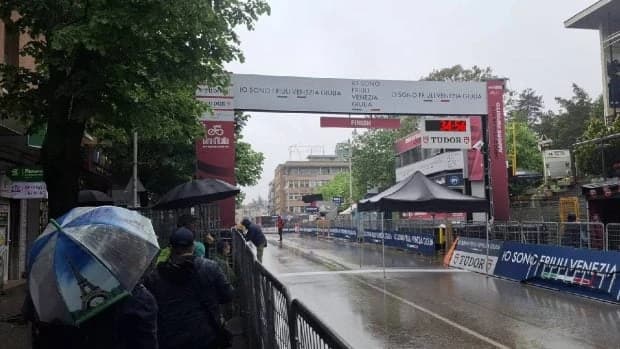 Bulgarii au blocat accesul mașinilor la Il Giro cu 6 ore înainte de finalul de la Veliko Târnovo: „S