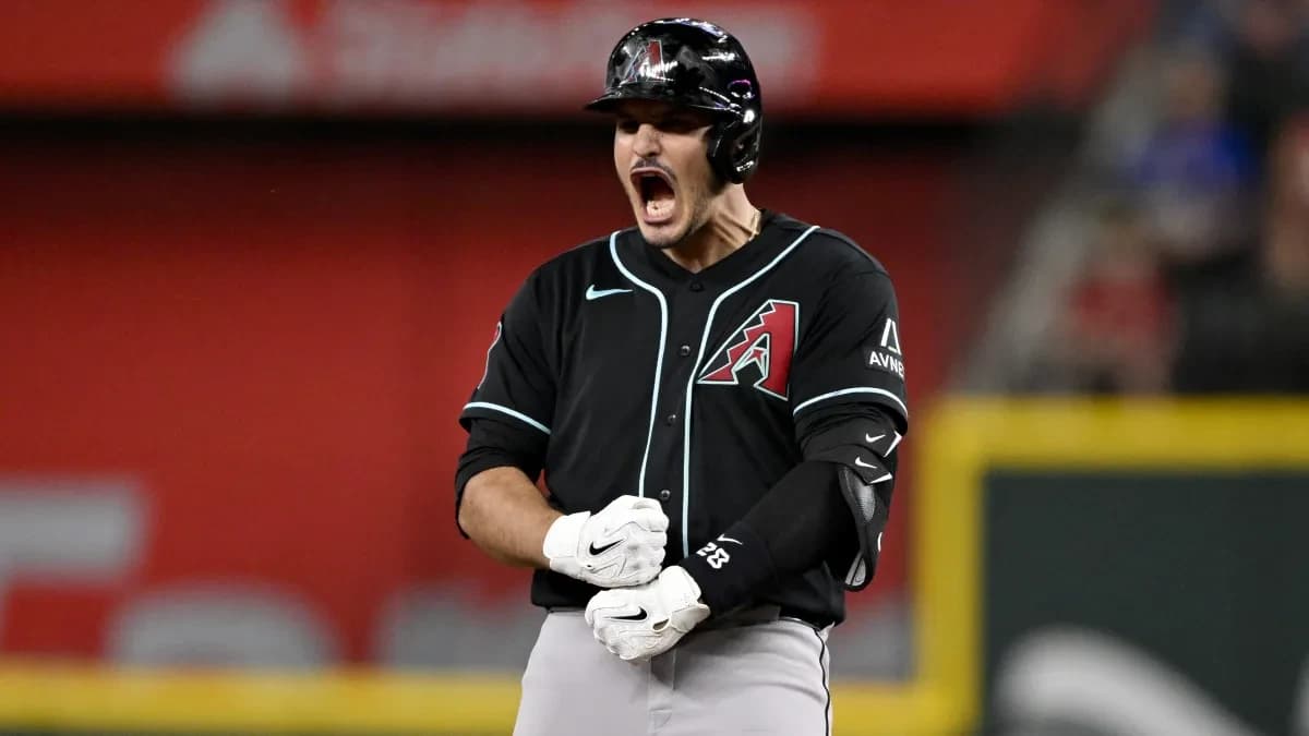 Cardinals fans give Nolan Arenado emotional standing ovation in first return to Busch Stadium
