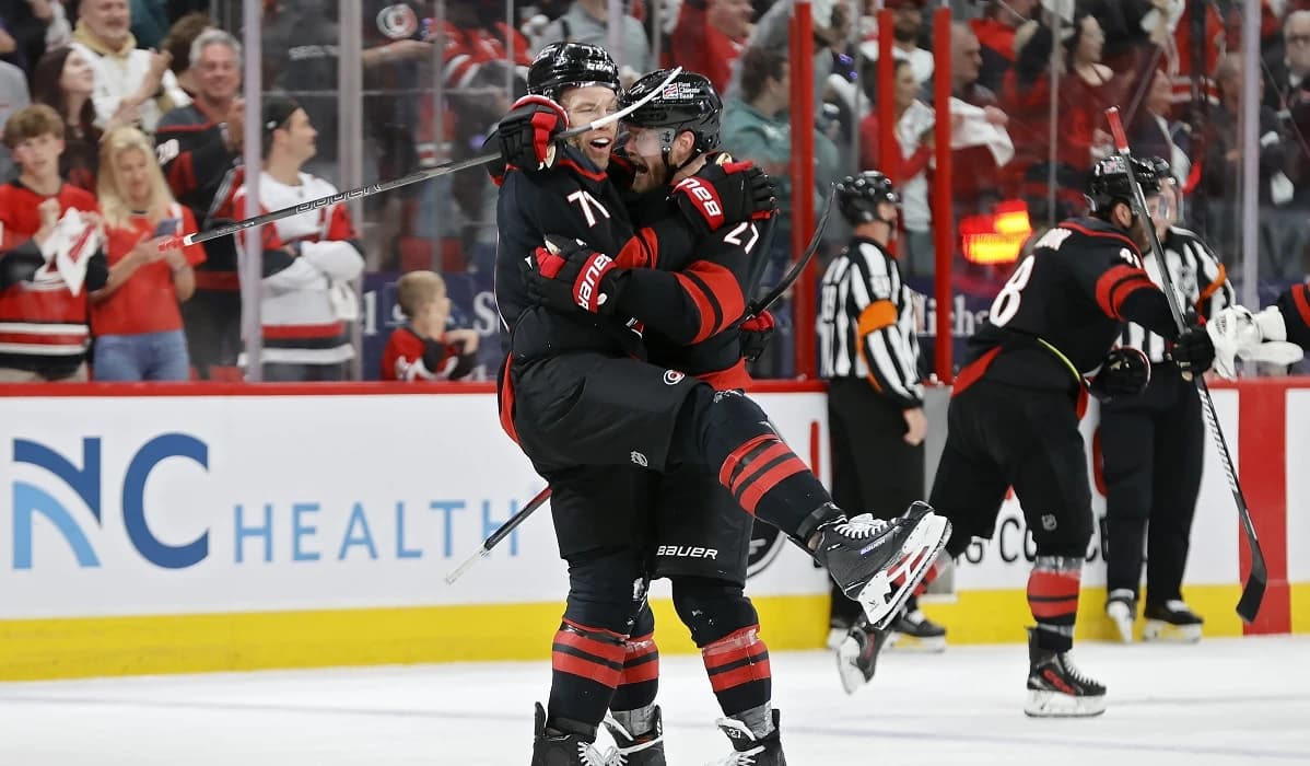 Carolina Hurricanes, încă un pas către finala Conferinţei de Est! A învins-o în overtime pe Flyers ş