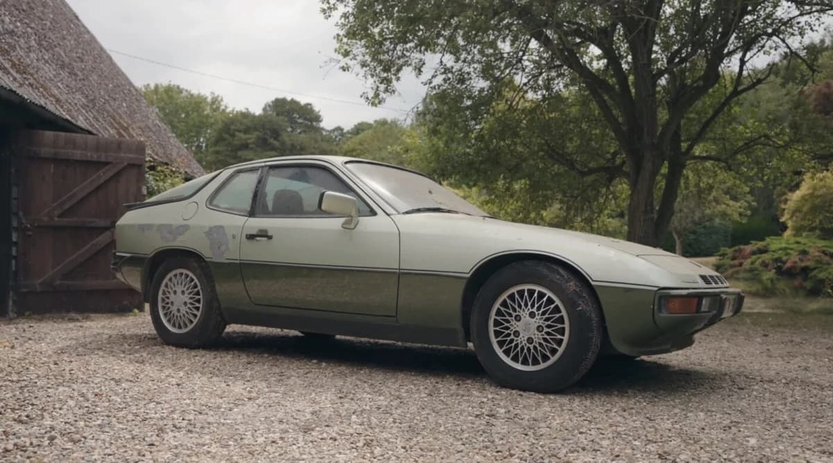 Ce au descoperit când au ridicat capota unui Porsche 924 Turbo din 1979, care n-a fost mișcat din ga