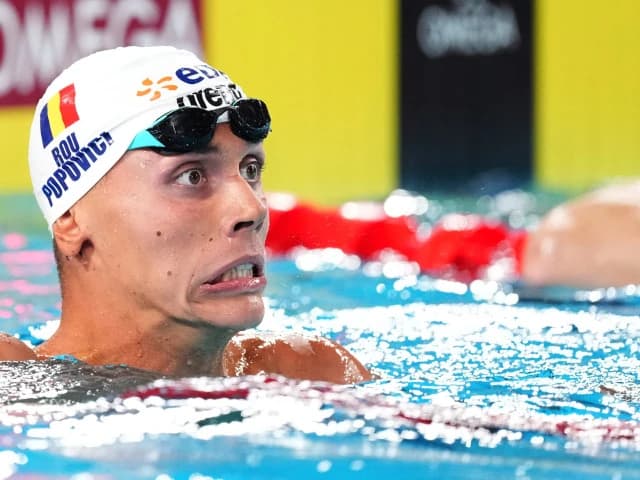 Ce simbolizează cele 3 cuvinte scrise de marele David Popovici în franceză, după de a stabilit un re