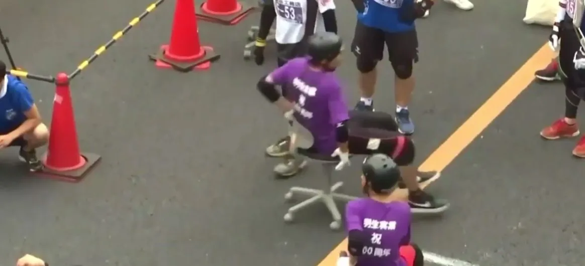 Cel mai nou sport din Japonia-cursele stradale cu scaune de birou. Premiul: 90 de kilograme…