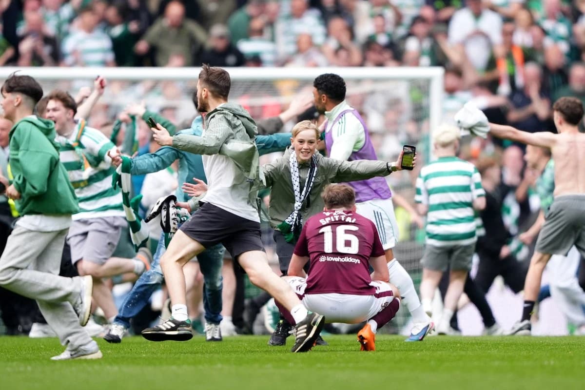 Celtic v Hearts LIVE: Celtic snatch Scottish Premiership title and fans invade pitch after late goal