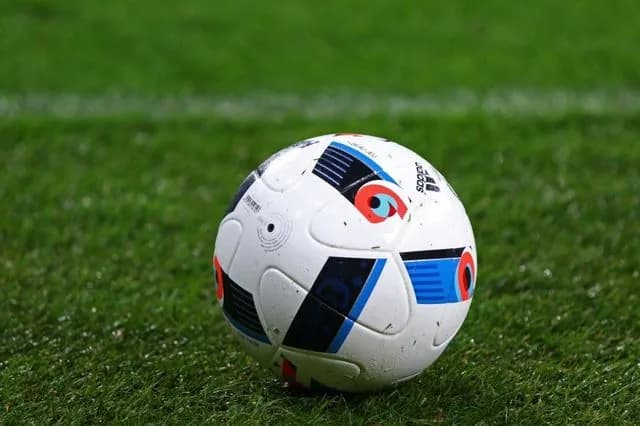 Cercetătorii britanici propun modificarea mingilor de fotbal pentru a combate problema impactului lo
