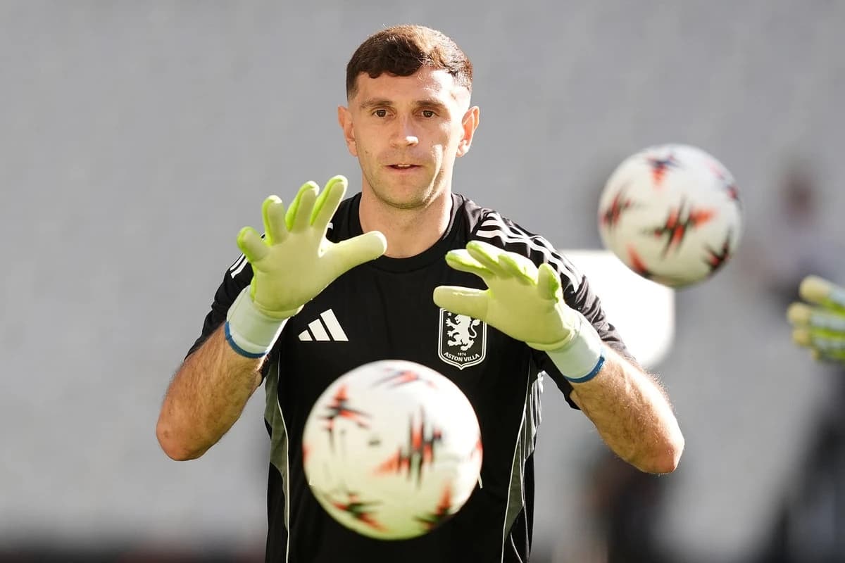 Chelsea agree deal to sign goalkeeper Emiliano Martinez from Aston Villa