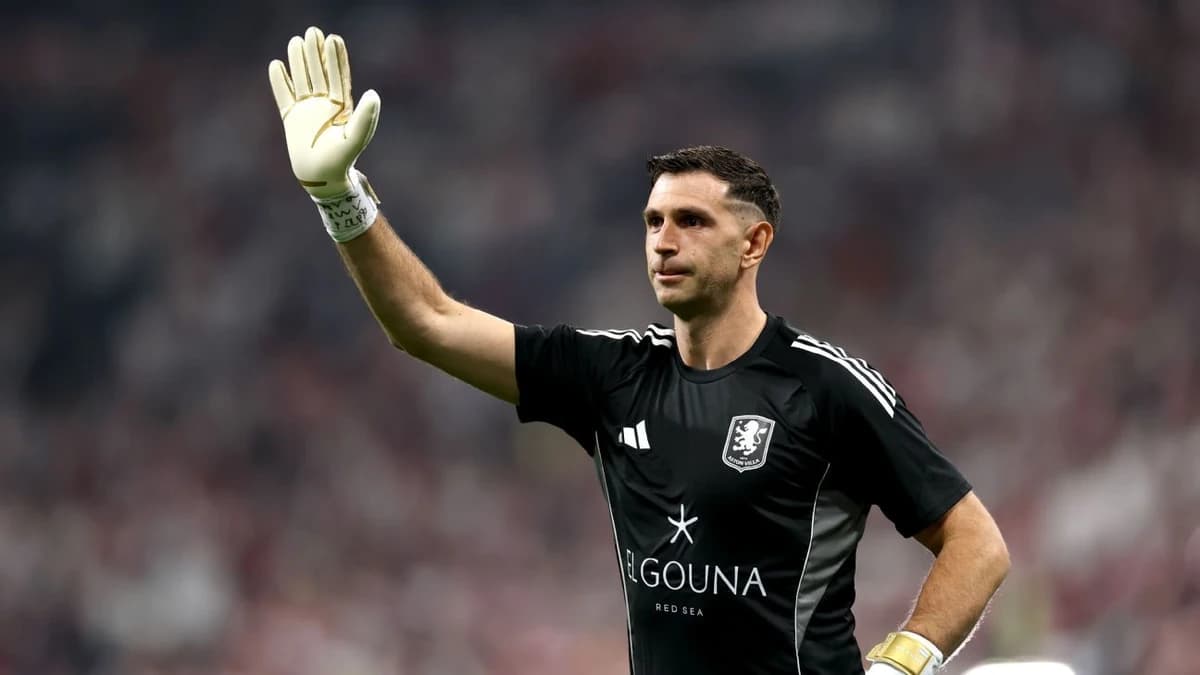 Chelsea sign goalkeeper Martínez from Villa