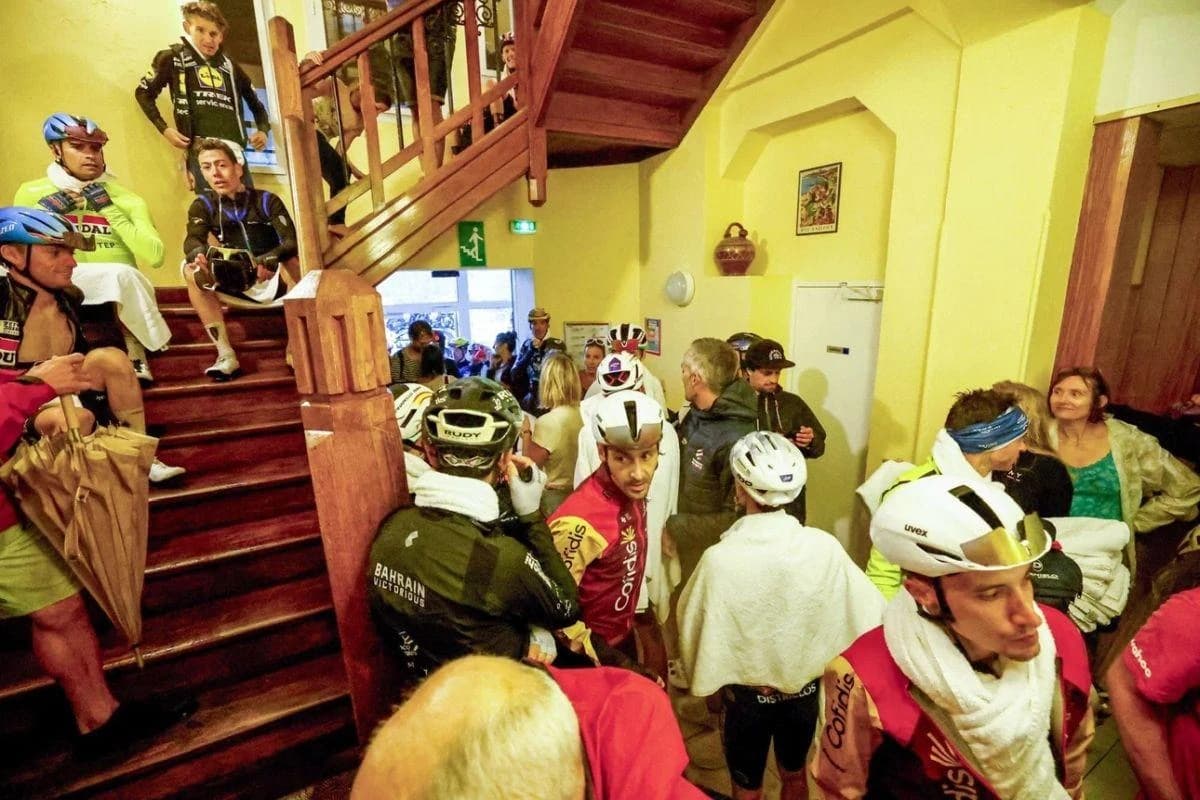 Cicliștii din Vuelta s-au adăpostit de furtună într-un hotel și apoi au lăsat recenzii: „Ideal pentr