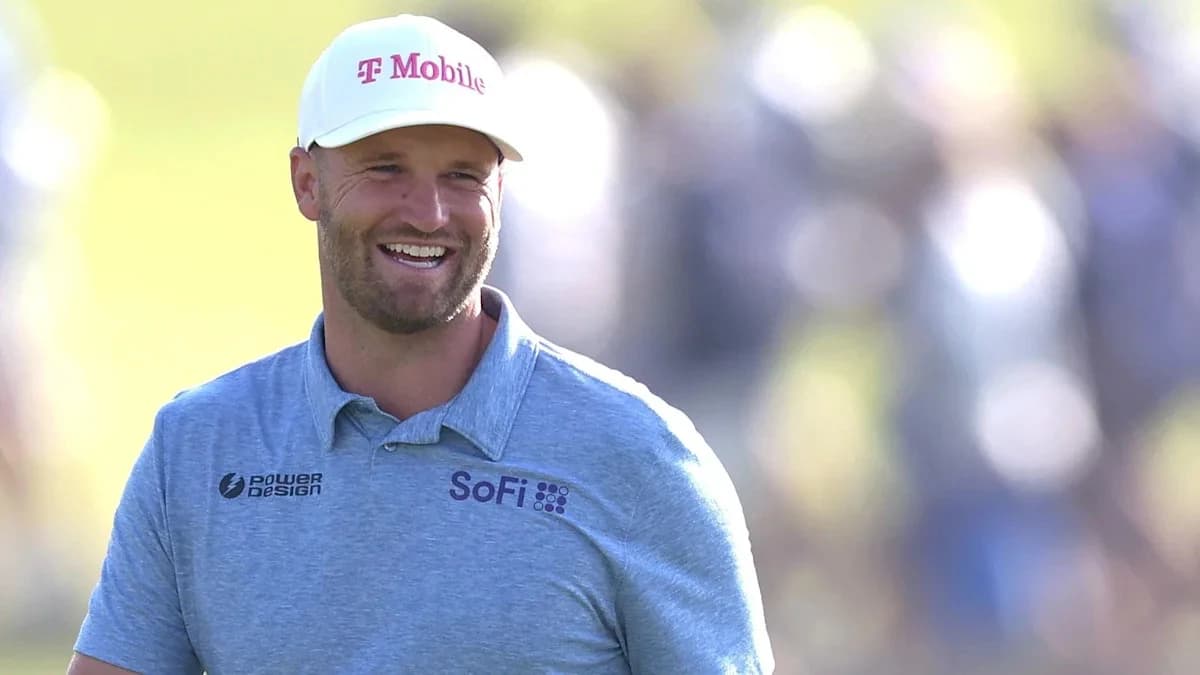 Clark leads at US Open with former champions lurking