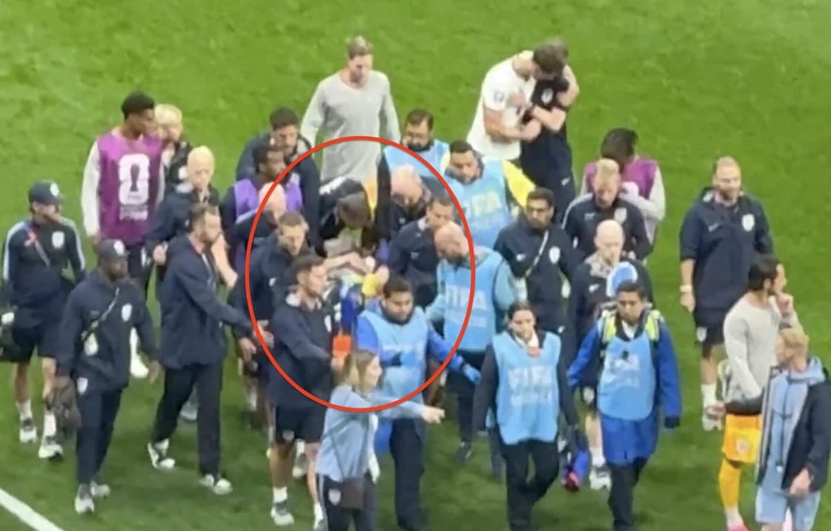CM 2026 Accidentare șocantă în timp ce sărbătorea calificarea cu Mexic! Fotbalistul Angliei, scos cu