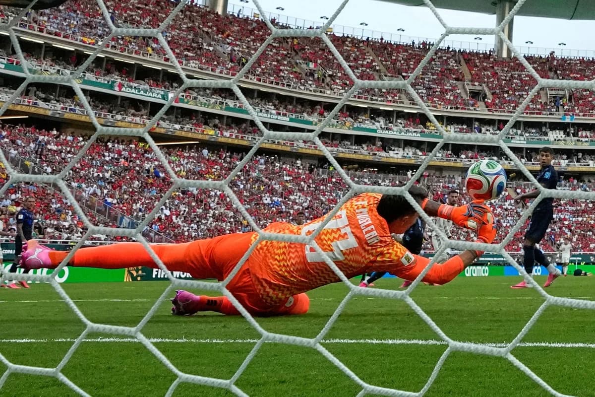 CM 2026 Marcelo Bielsa l-a dat de gol pe portarul Muslera! Scene rare: a cerut să fie înlocuit la pa