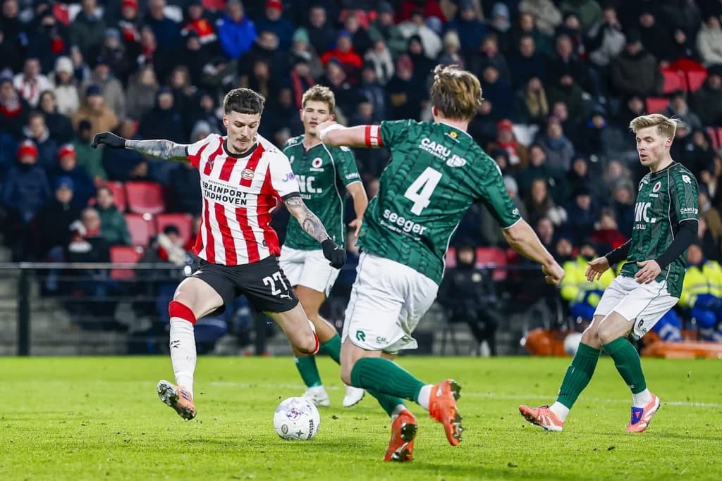 Contribuție importantă a lui Dennis Man în marele derbi dintre Ajax și PSV, terminat dramatic